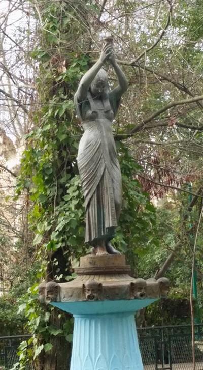 La statue du jardin Magenta